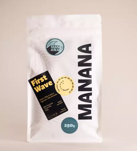 Kaffeetüte von First Wave in Venice MANANA Coffee mit Brazil Uganda Kaffeebohnen, Frontansicht, vor einheitlichem hellem Hintergrund