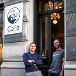 Dirk und Julius vor dem Manana Café in Wien, Währing.