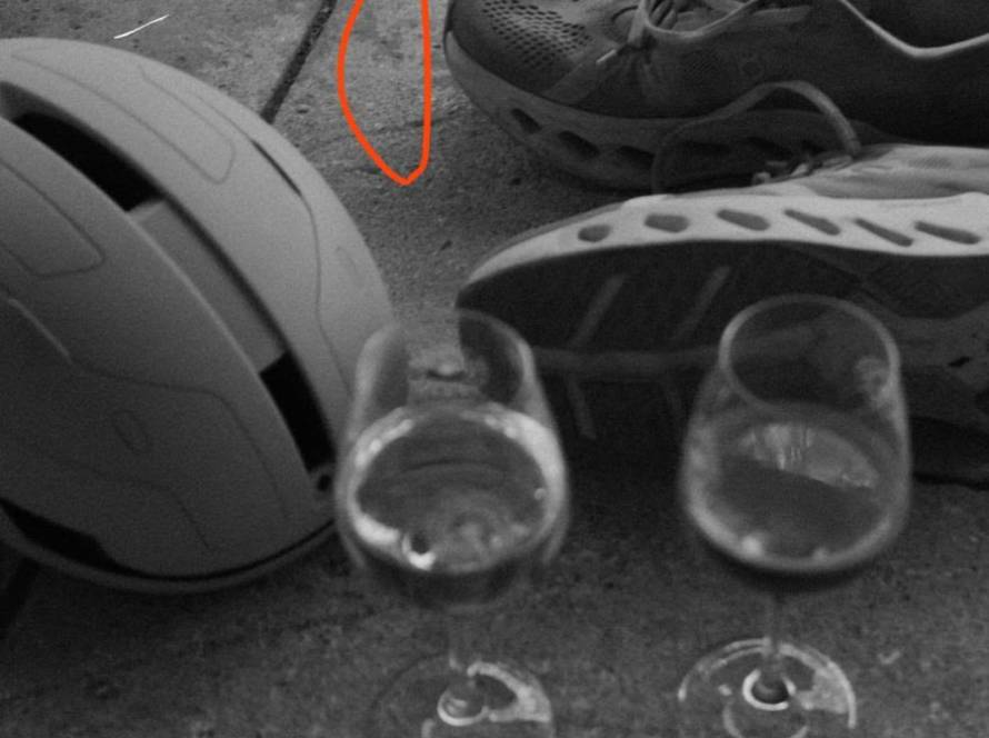 Flyer/Poster der Launch Party MANANA x Concrete Collective am 6.11.2025, 18:30, schwarz-weiß-orange. Zwei Weingläser mit Weißwein, Radhelm und Laufschuhe auf dem Boden.