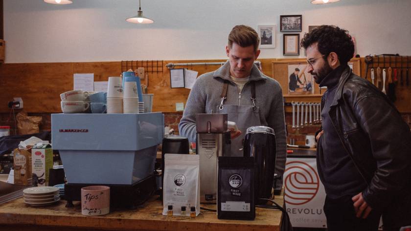 Barista Julius an der La Marzocco Maschine im MANANA Café – Specialty Coffee Zubereitung