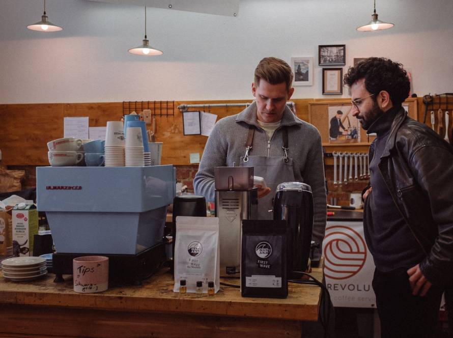 Barista Julius an der La Marzocco Maschine im MANANA Café – Specialty Coffee Zubereitung