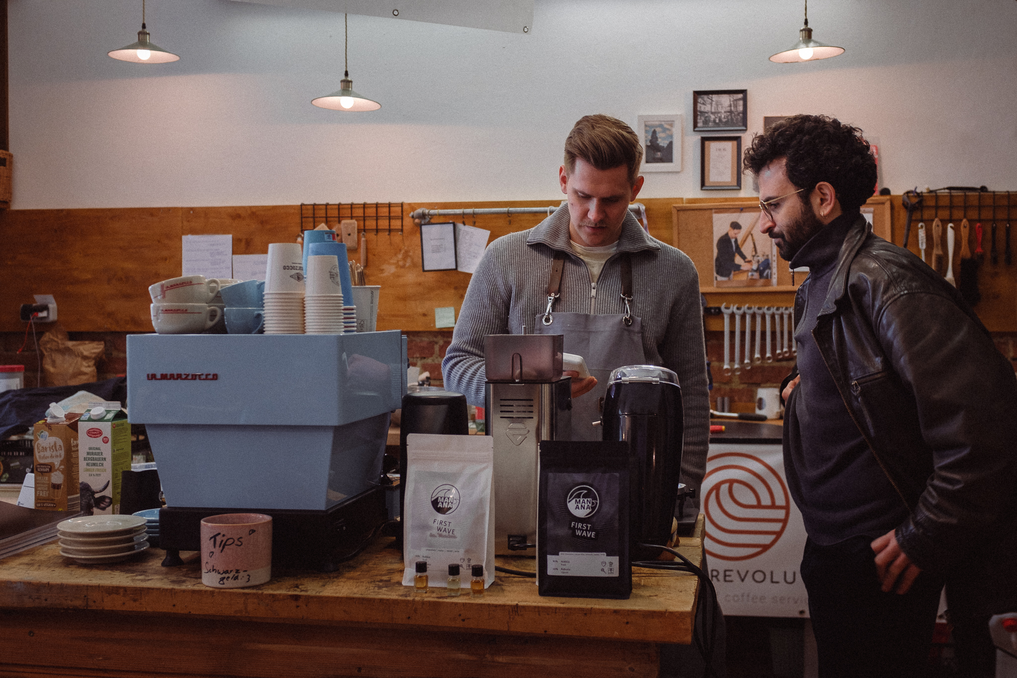 Barista Julius an der La Marzocco Maschine im MANANA Café – Specialty Coffee Zubereitung
