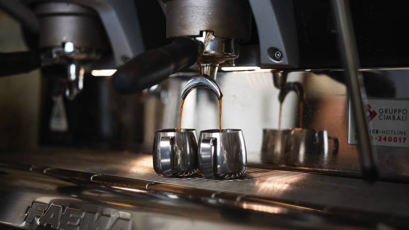 Espresso läuft aus einer Siebträgermaschine