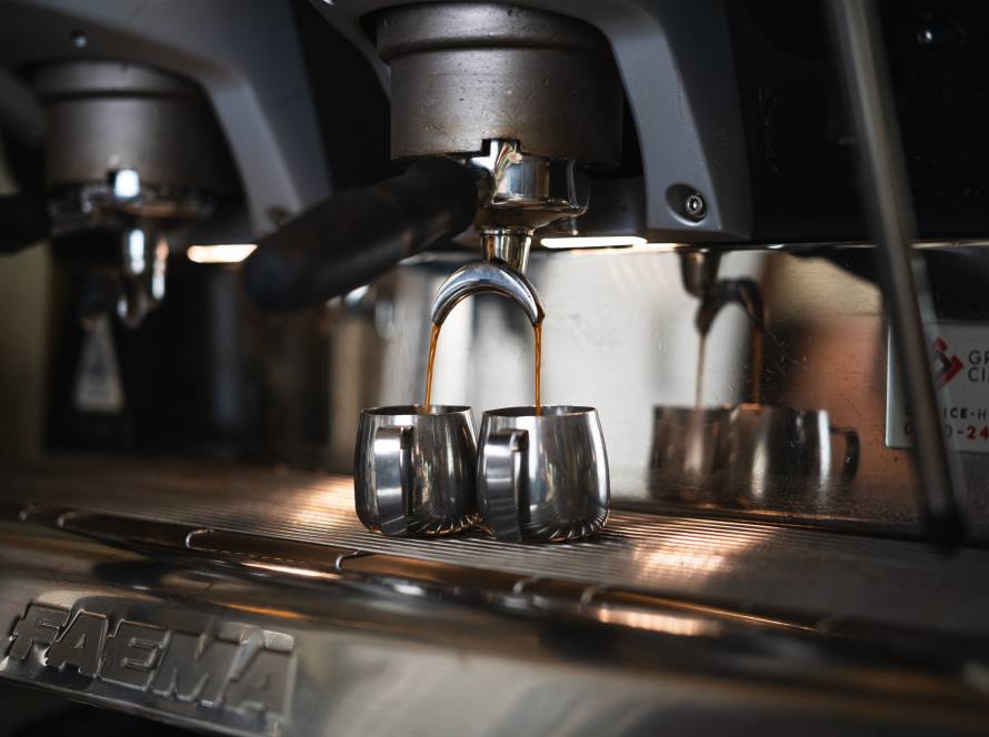 Espresso läuft aus einer Siebträgermaschine