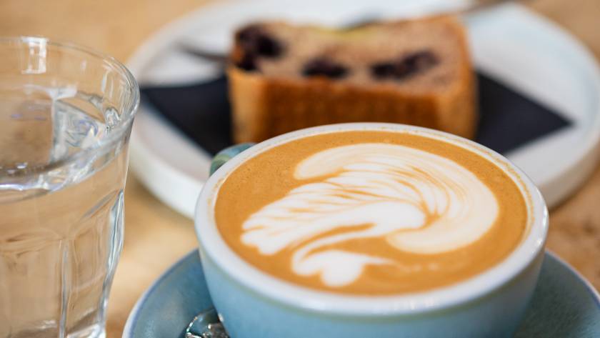 Ein Cappuccino mit eine Latte Art Seepferdchen
