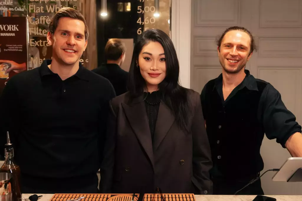 Julius, Sherry and Dirk behind the bar hosting the GAVIE x MANANA Afterwork.