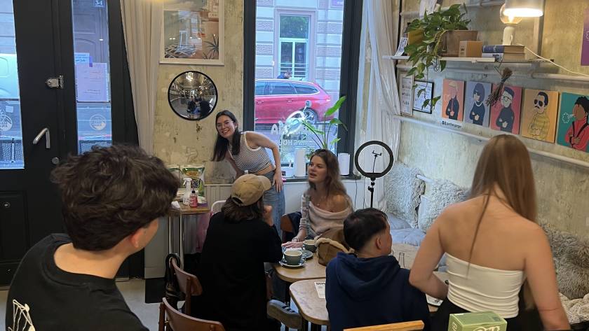 Ein Cafe Treff kann auch anders aussehen. Kaffee und Tattoos