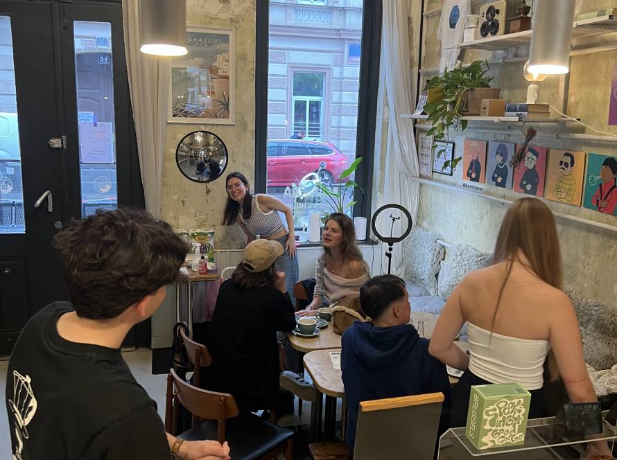 Ein Cafe Treff kann auch anders aussehen. Kaffee und Tattoos