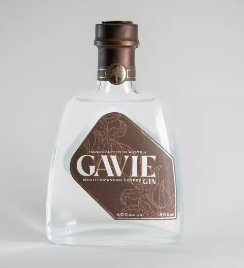 Gin-Flasche von GAVIE Gin mit Coffee Gin, frontal fotografiert vor hellem, ruhigem Hintergrund