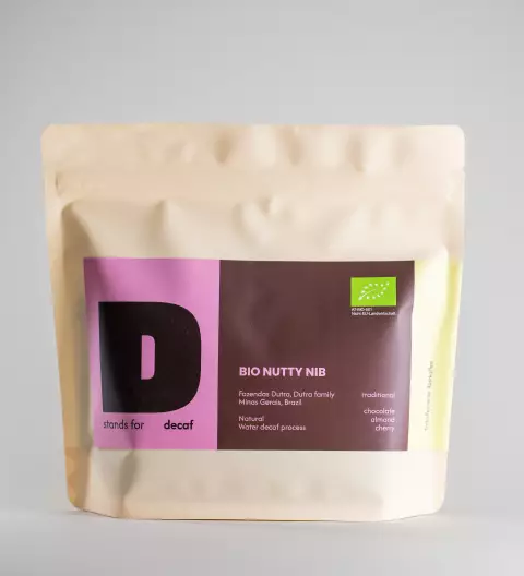 Kaffeetüte von MANANA Coffee mit entkoffeinierten Kaffeebohnen aus Brasilien, Bio Nutty Nip, frontal fotografiert vor hellem Hintergrund