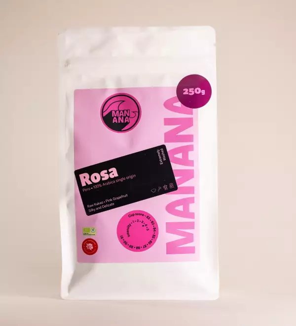 Kaffeetüte von MANANA Coffee mit Rosa 100 Prozent Arabica Kaffeebohnen aus Peru, frontal fotografiert vor hellem, einheitlichem Hintergrund