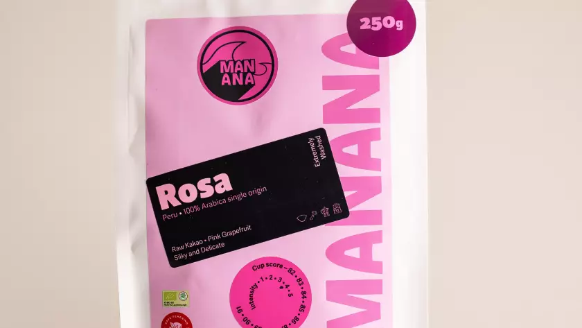 Kaffeetüte von MANANA Coffee mit Rosa 100 Prozent Arabica Kaffeebohnen aus Peru, frontal fotografiert vor hellem, einheitlichem Hintergrund
