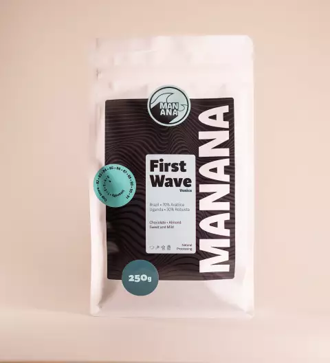 Kaffeetüte von MANANA Coffee mit dem Blend First Wave Venice aus Brasilien und Uganda, frontal fotografiert vor hellem, einheitlichem Hintergrund