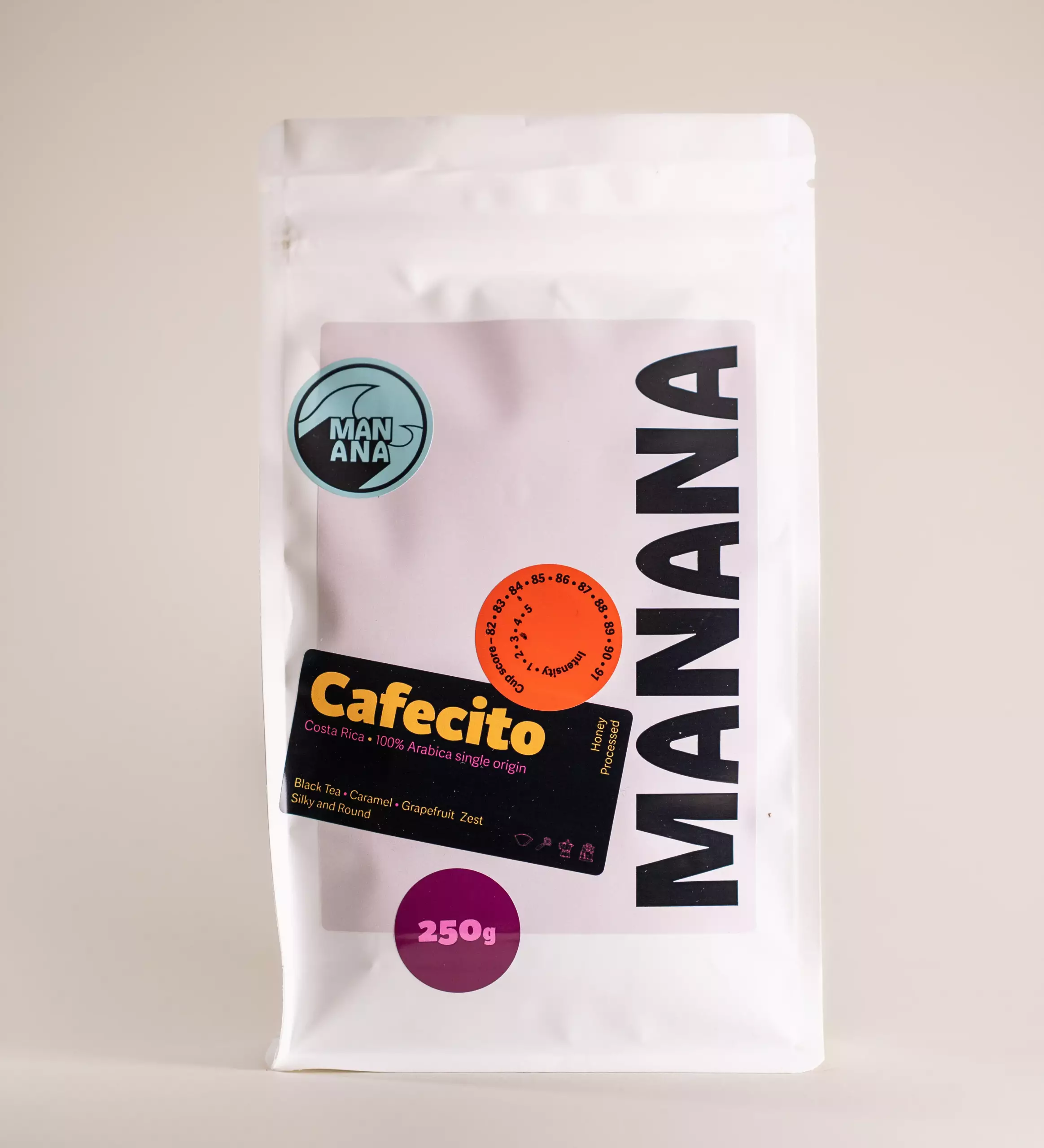 Kaffeetüte von MANANA Coffee mit Cafecito 100 Prozent Arabica Kaffeebohnen aus Costa Rica, frontal fotografiert vor hellem, ruhigen Hintergrund