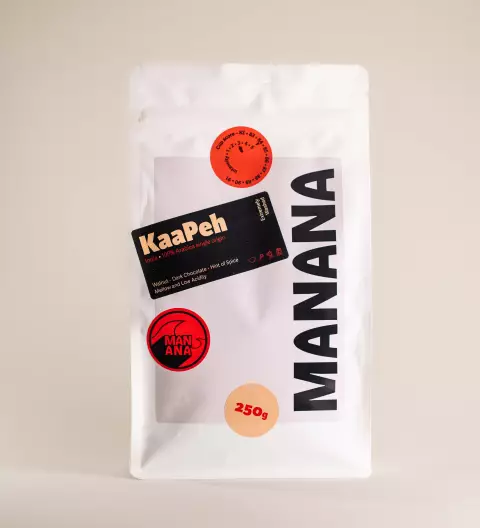Kaffeetüte von MANANA Coffee mit KaaPeh 100 Prozent Arabica Kaffeebohnen aus Indien, frontal fotografiert vor hellem, ruhigem Hintergrund