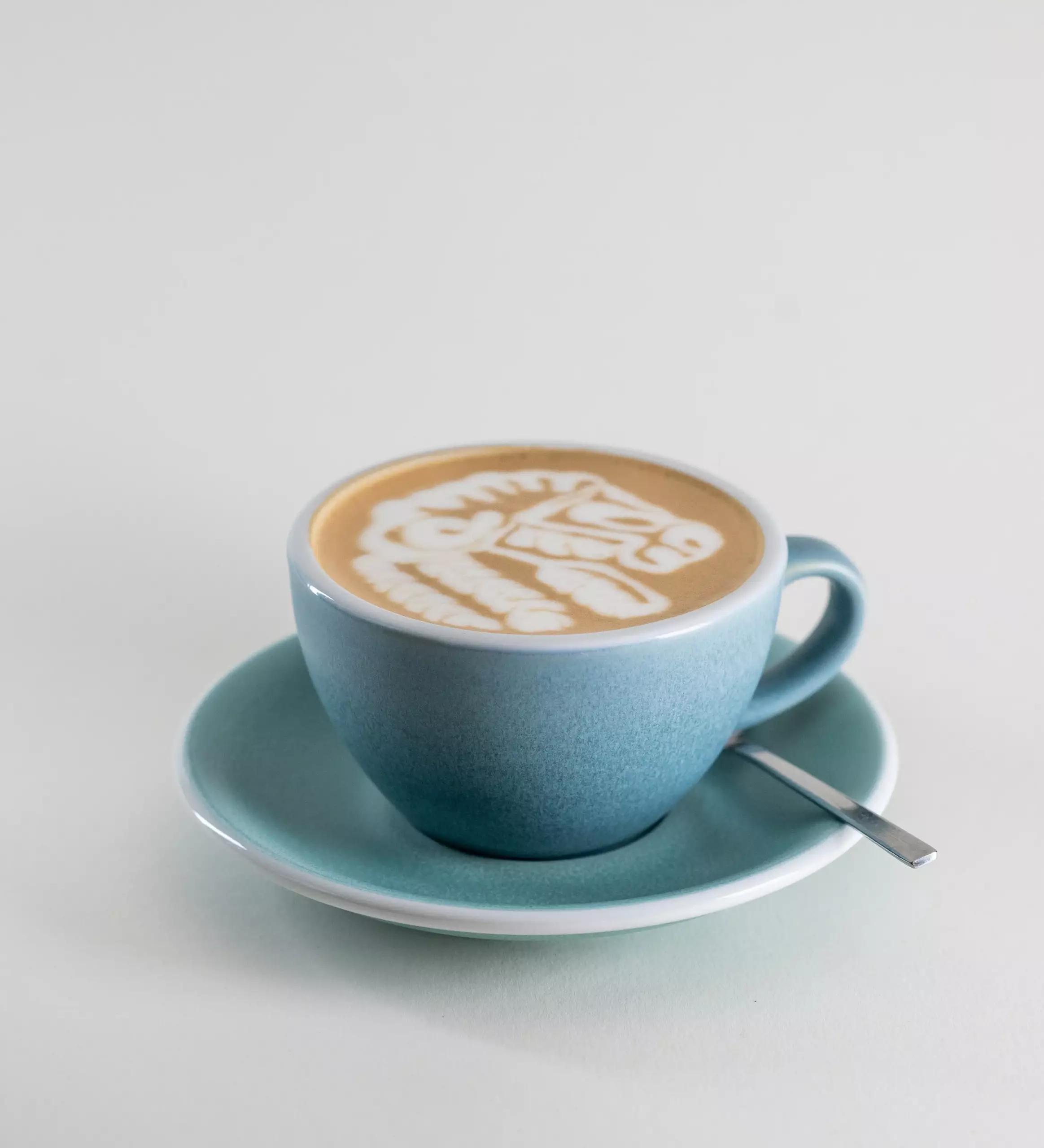 Latte Art Workshop im MANANA cafẽ – Cappuccino mit kunstvoller Latte Art in hellblauer Tasse