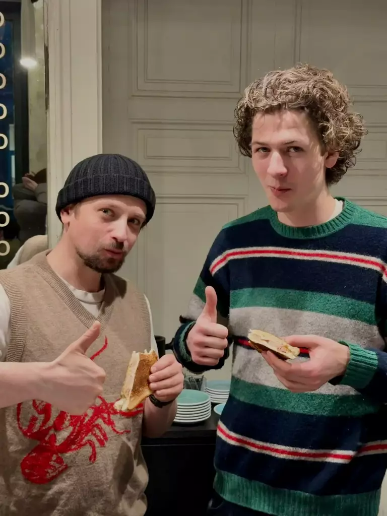 Daumen hoch beim Hawaii Toast Pop-Up Wien im MANANA cafẽ am Kutschkermarkt.