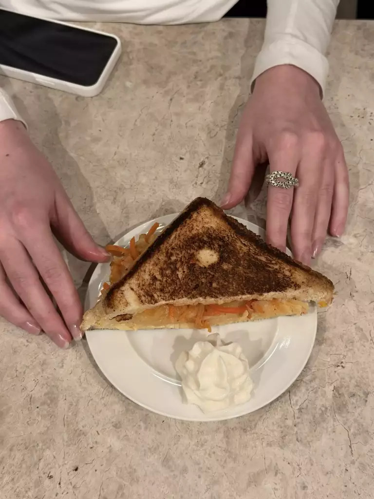 Draufsicht auf Hawaii Toast beim Hawaii Toast Pop-Up Wien im MANANA cafẽ nahe Kutschkermarkt.