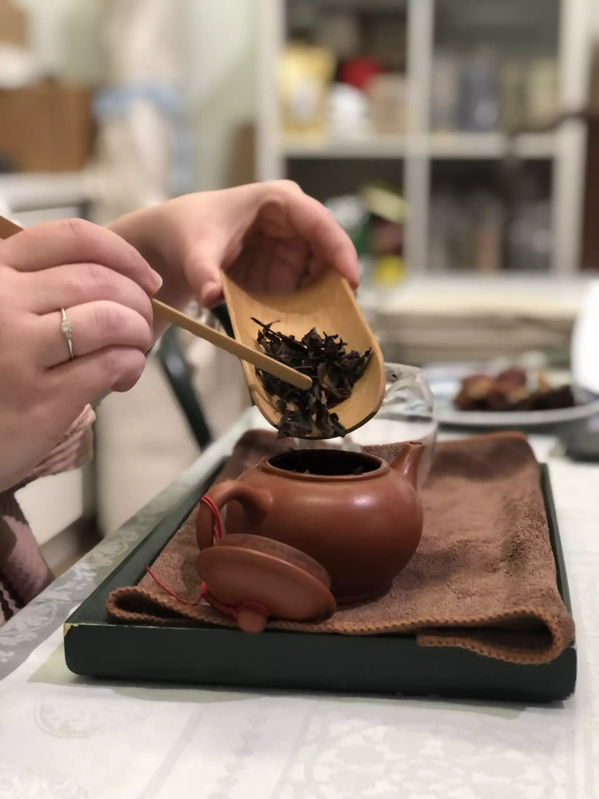 Tee wird bei der Teezeremonie beim Matcha Tee Workshop Wien mit Bambusutensilien zubereitet.