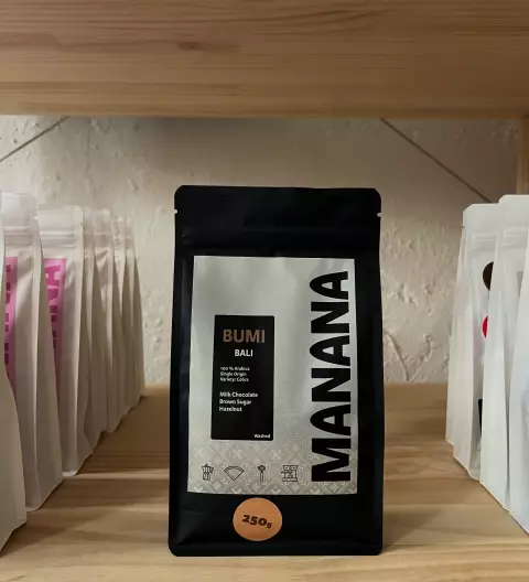 MANANA Kaffeetüte BUMI aus Bali, Indonesien, im Kaffeeregal fotografiert