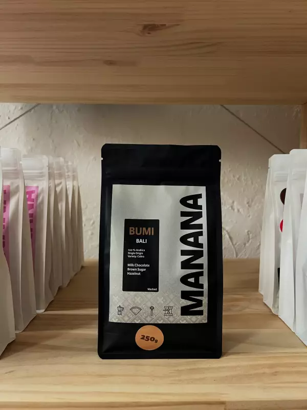 MANANA Kaffeetüte BUMI aus Bali, Indonesien, im Kaffeeregal fotografiert