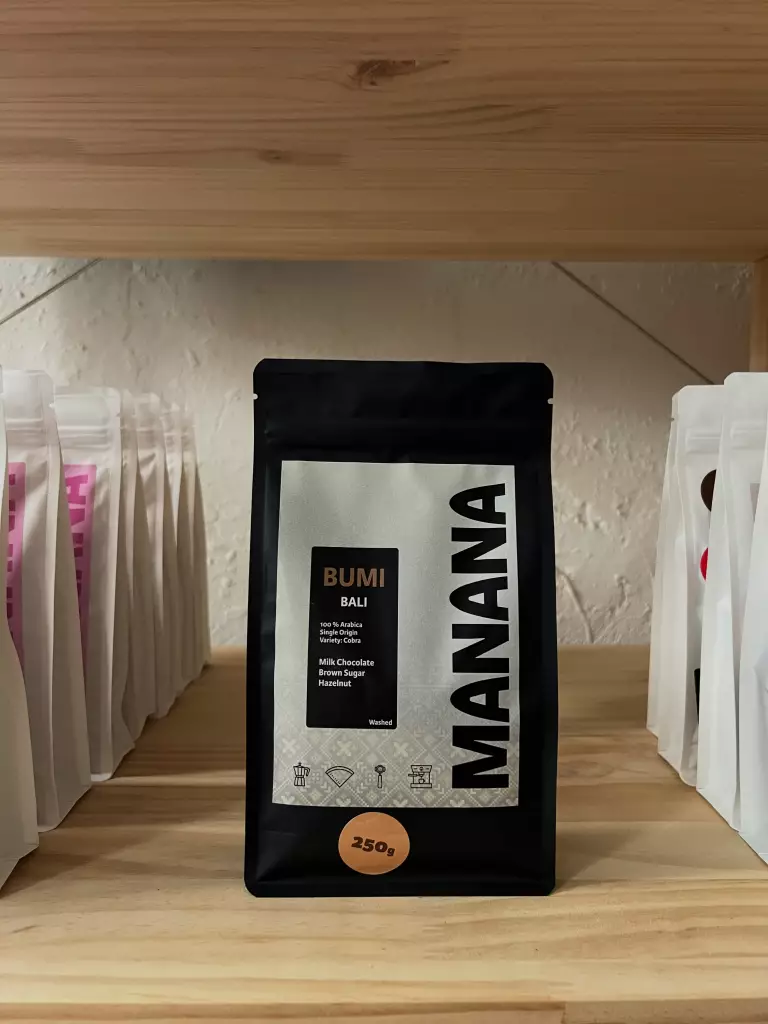 MANANA Kaffeetüte BUMI aus Bali, Indonesien, im Kaffeeregal fotografiert