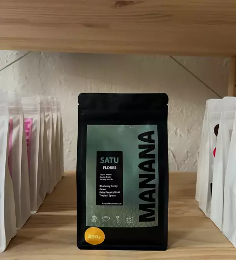 MANANA Kaffeetüte SATU aus Flores, Indonesien, im Kaffeeregal fotografiert