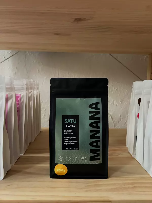 MANANA Kaffeetüte SATU aus Flores, Indonesien, im Kaffeeregal fotografiert