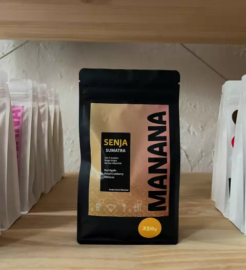 MANANA Kaffeetüte SENJA aus Sumatra, Indonesien, im Kaffeeregal fotografiert