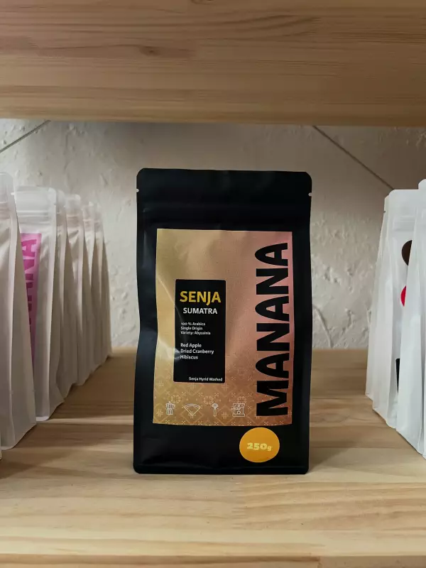 MANANA Kaffeetüte SENJA aus Sumatra, Indonesien, im Kaffeeregal fotografiert