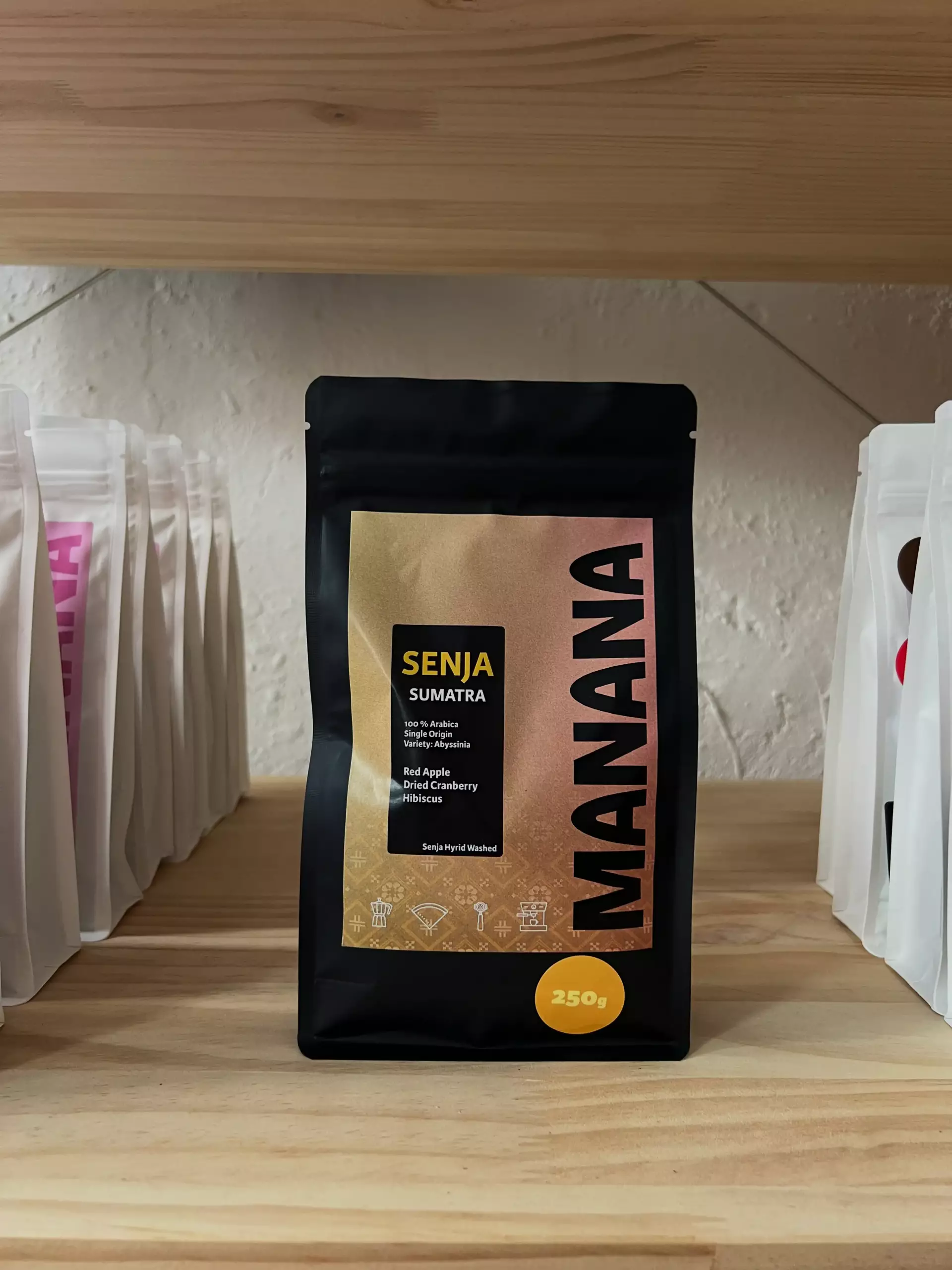 MANANA Kaffeetüte SENJA aus Sumatra, Indonesien, im Kaffeeregal fotografiert
