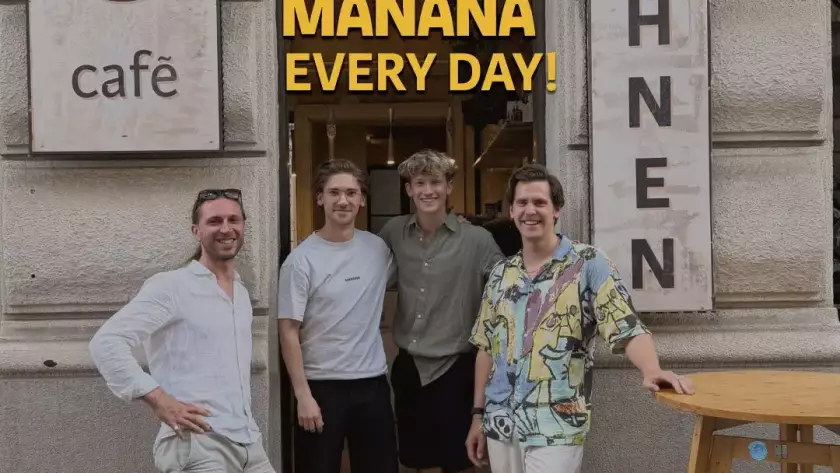 Das Team des MANANA Cafés vor dem Lokal in Wien-Währing mit dem Aufruf, täglich für MANANA bei den 1000things Community Awards abzustimmen.