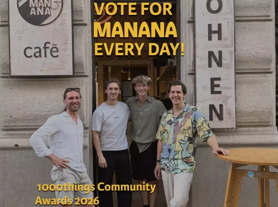 Das Team des MANANA Cafés vor dem Lokal in Wien-Währing mit dem Aufruf, täglich für MANANA bei den 1000things Community Awards abzustimmen.