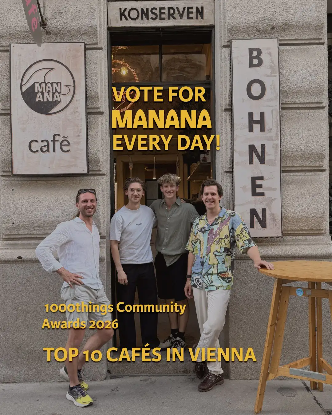 Das Team des MANANA Cafés vor dem Lokal in Wien-Währing mit dem Aufruf, täglich für MANANA bei den 1000things Community Awards abzustimmen.