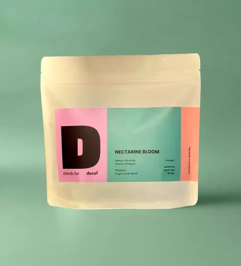 D stands for Nectarine Bloom – entkoffeinierte Kaffeebohnen Verpackung