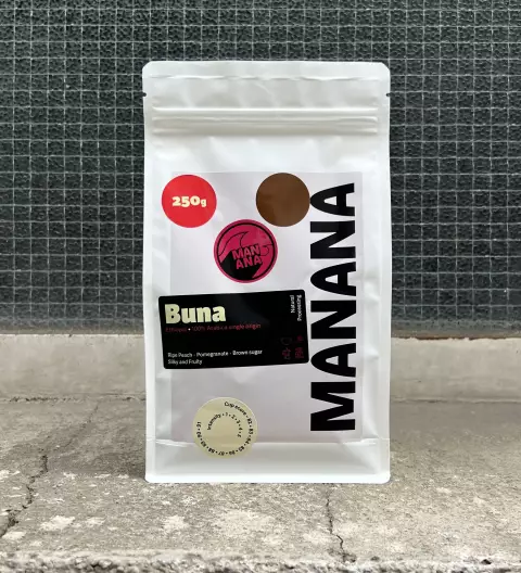 MANANA Kaffeetüte BUNA mit Single Origin Kaffeebohnen aus Äthiopien im Fenster vom MANANA café fotografiert