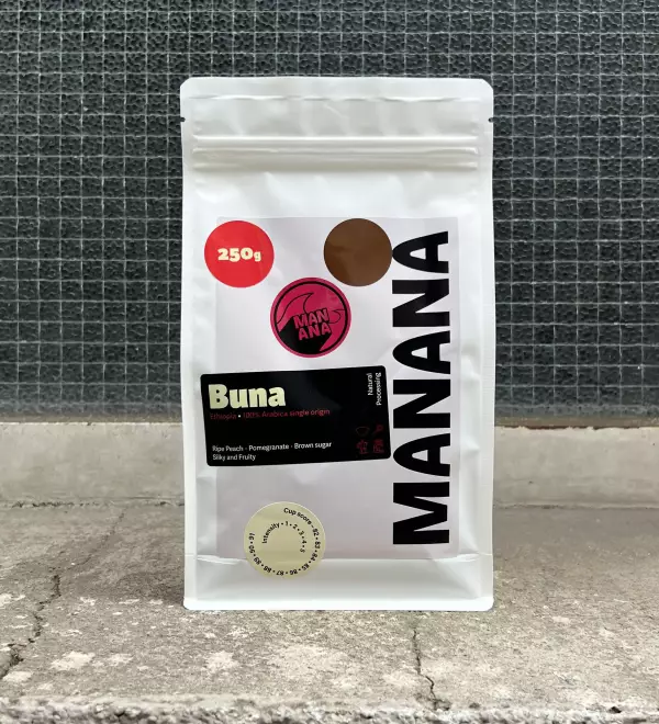MANANA Kaffeetüte BUNA mit Single Origin Kaffeebohnen aus Äthiopien im Fenster vom MANANA café fotografiert