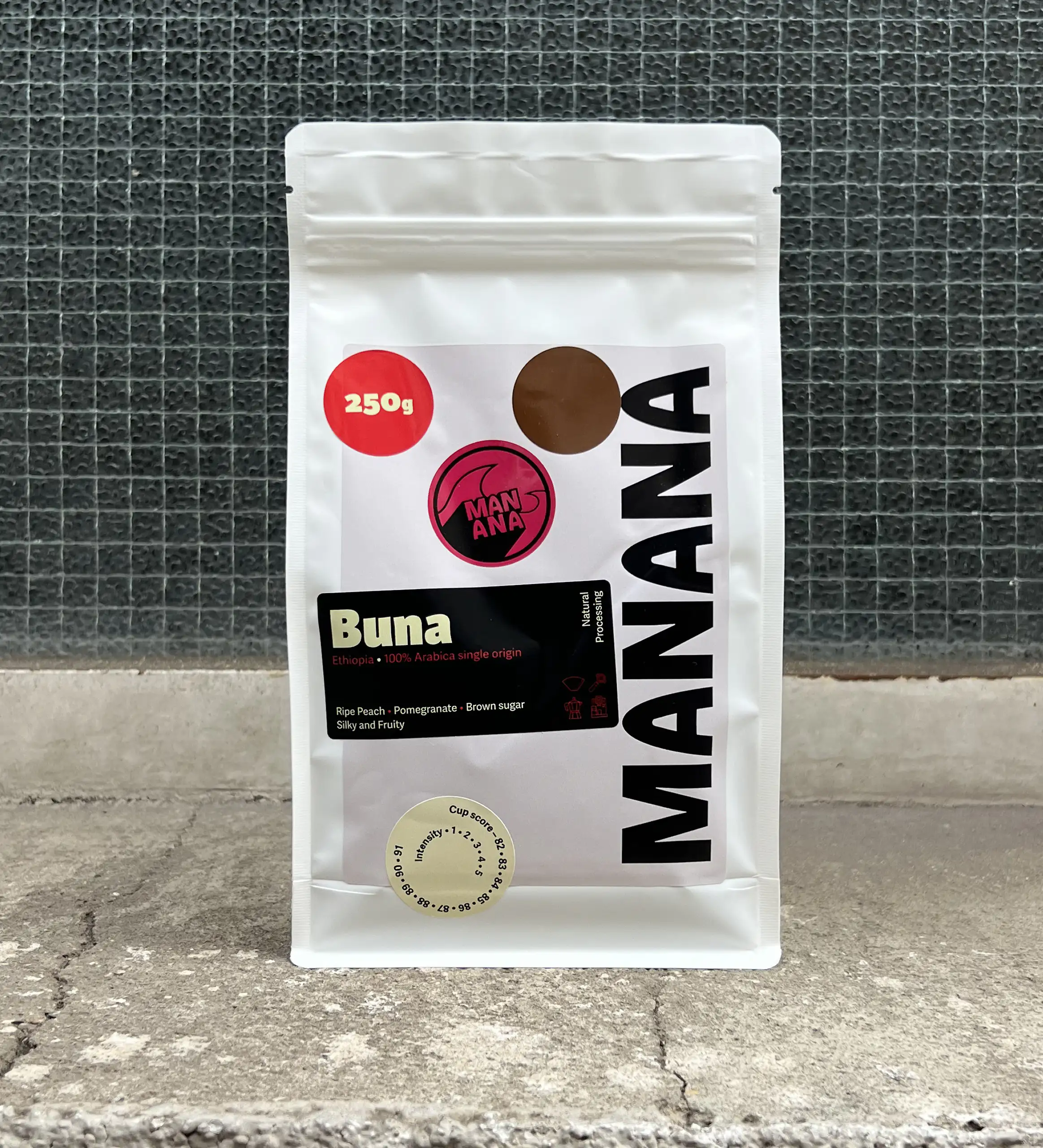 MANANA Kaffeetüte BUNA mit Single Origin Kaffeebohnen aus Äthiopien im Fenster vom MANANA café fotografiert