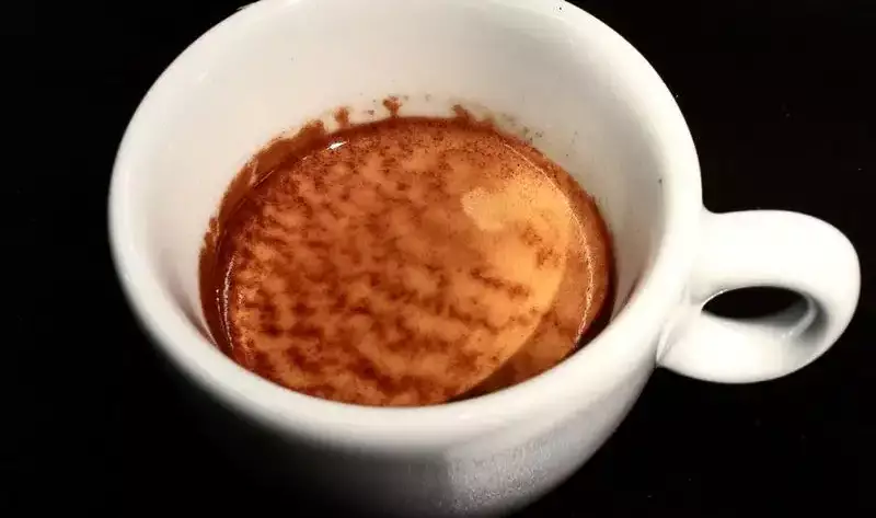 Espresso mit dichter, marmorierter Crema in weißer Tasse – Kaffeebohnen für Espresso von MANANA