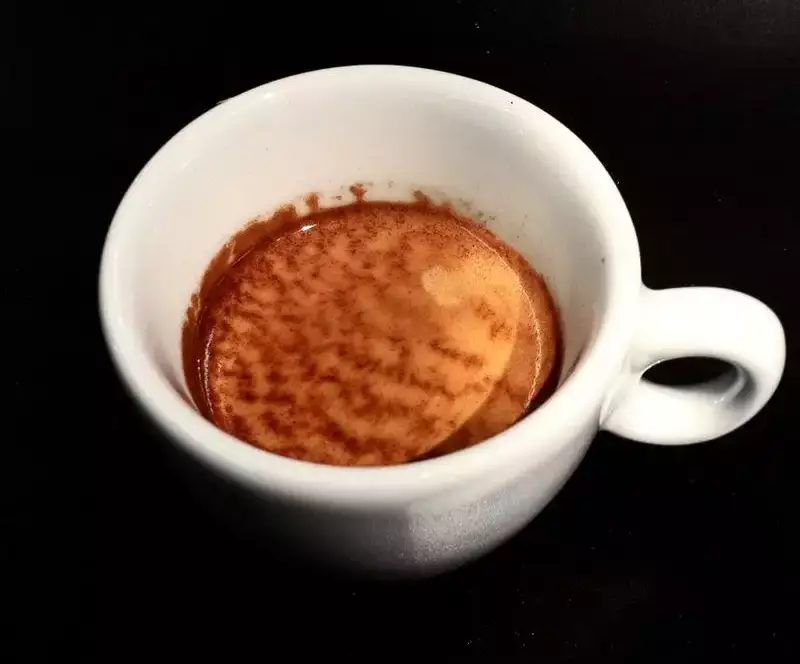 Espresso mit dichter, marmorierter Crema in weißer Tasse – Kaffeebohnen für Espresso von MANANA
