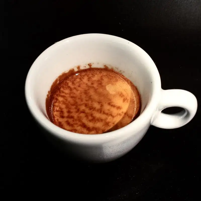 Espresso mit dichter, marmorierter Crema in weißer Tasse – Kaffeebohnen für Espresso von MANANA